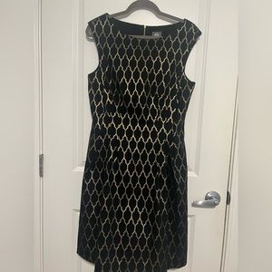 Vince Camuto Black & gold dress with pockets.